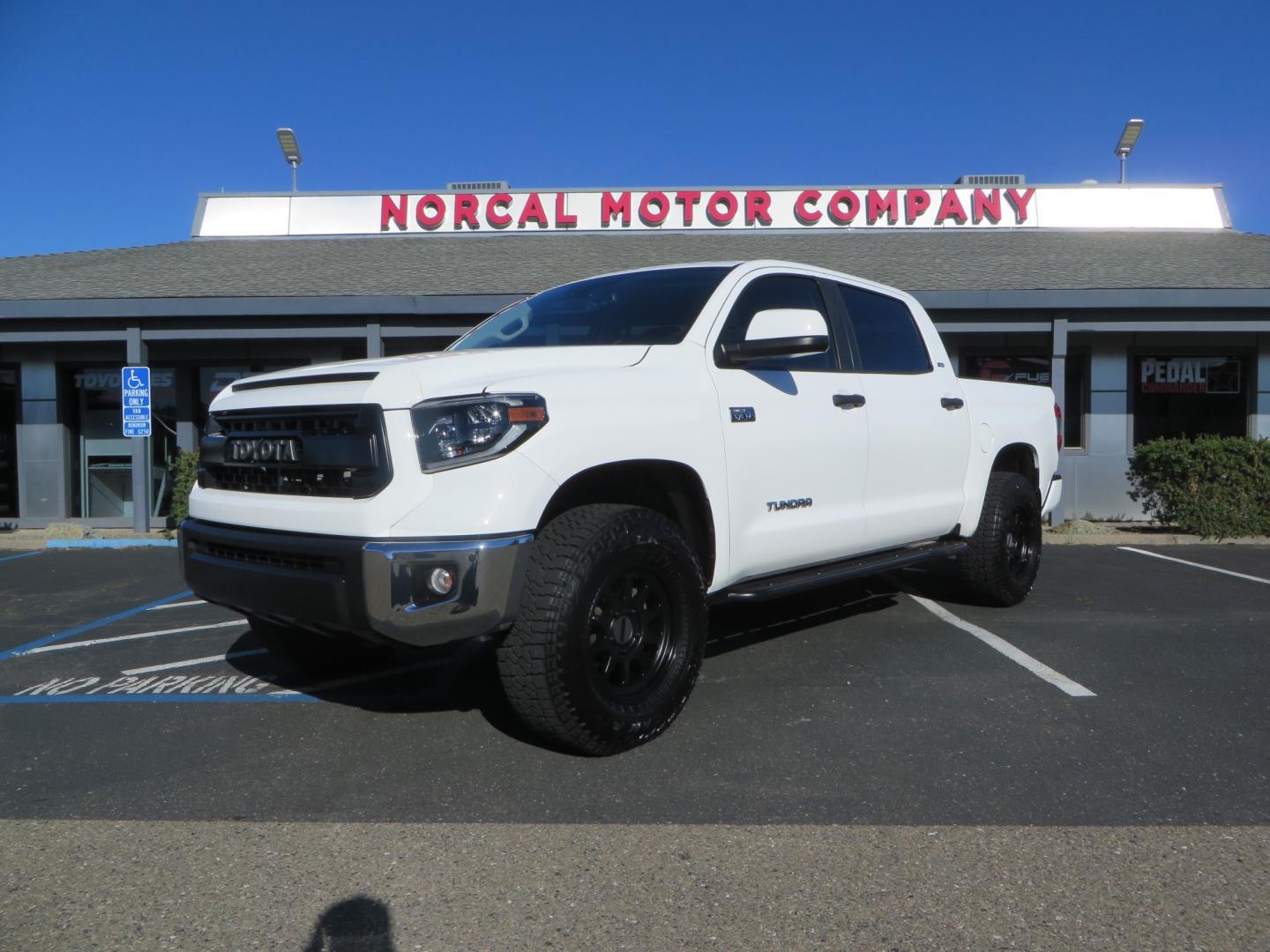 2020 White /GREY Toyota Tundra SR5 (5TFDY5F19LX) with an 5.7L engine, automatic transmission, located at 2630 Grass Valley Highway, Auburn, CA, 95603, (530) 508-5100, 38.937893, -121.095482 - Features - King Off Road adjustable remote reservoir coil overs, King 2.5 adjustable remote reservoir rear shocks, Method Race wheels, Falken Wildpeak tires, Sliders, Bed braces, Borla Exhaust, Husky floor mats, Window tint, and Ram phone mounts. - Photo#0